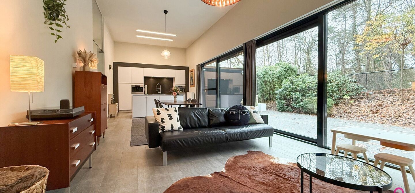 Bij ImmoFusion 7/7 “open huis” : klik op onze 3D-TOUR.
Ervaar vastgoed alsof je er zelf doorloopt!

Stap binnen in deze indrukwekkende halfopen bebouwing, quasi nieuw, gelegen in een rustige woonwijk van Beringen. Met een bewoonbare oppervlakte van 14