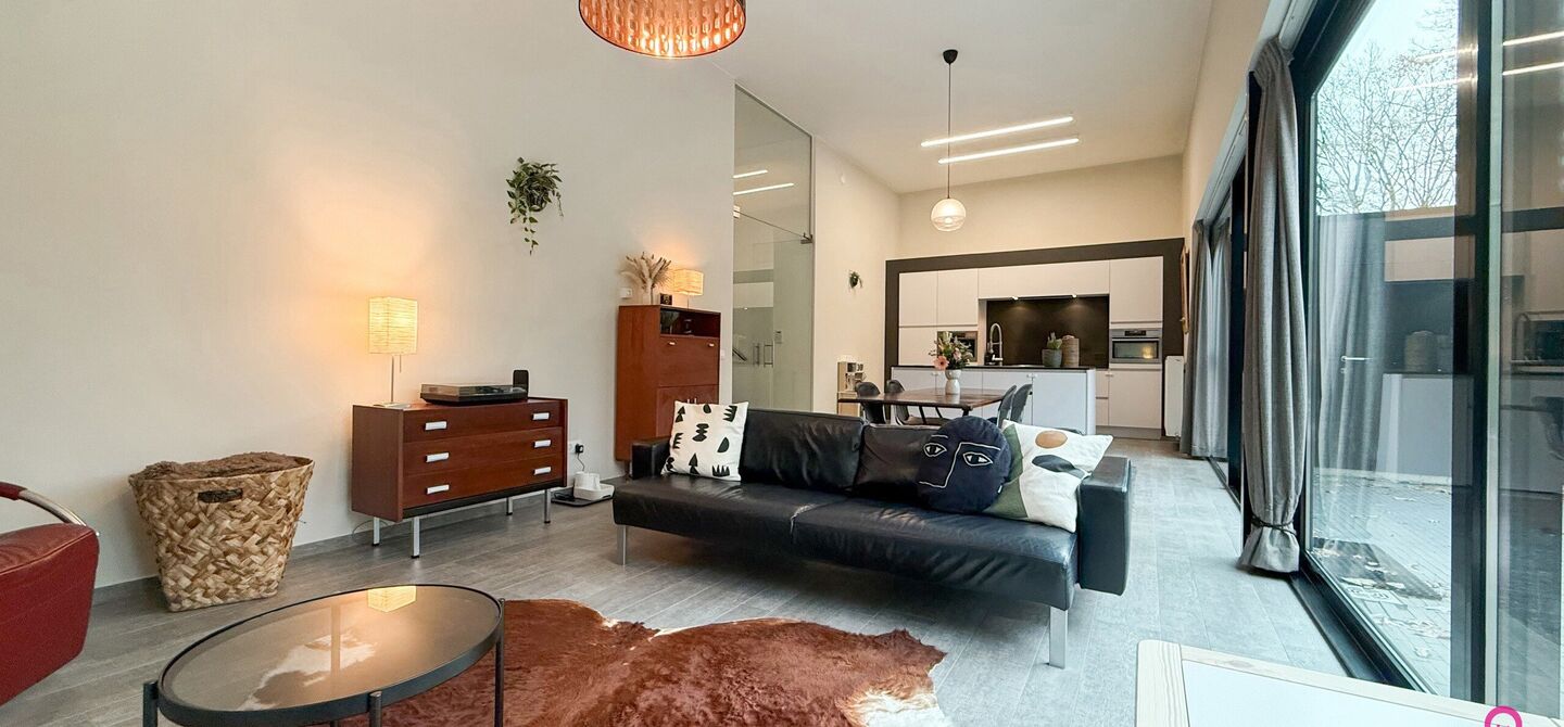 Bij ImmoFusion 7/7 “open huis” : klik op onze 3D-TOUR.
Ervaar vastgoed alsof je er zelf doorloopt!

Stap binnen in deze indrukwekkende halfopen bebouwing, quasi nieuw, gelegen in een rustige woonwijk van Beringen. Met een bewoonbare oppervlakte van 14