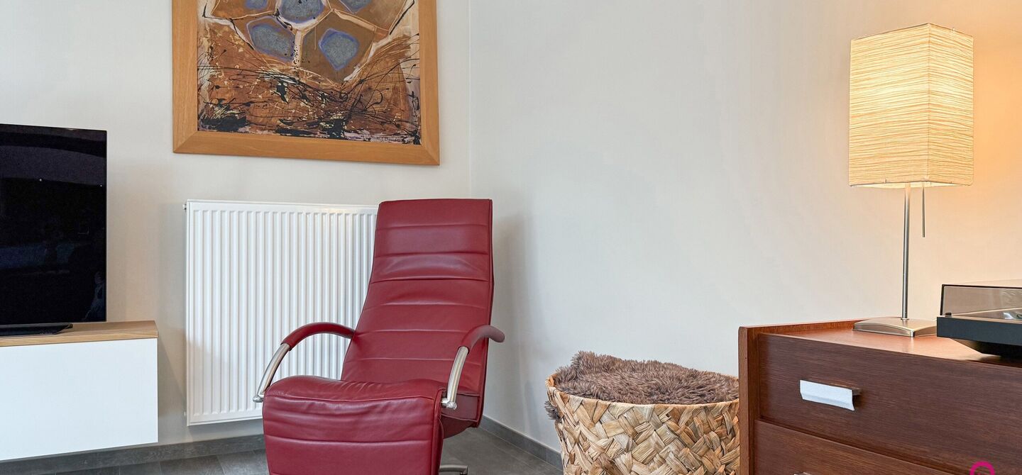 Bij ImmoFusion 7/7 “open huis” : klik op onze 3D-TOUR.
Ervaar vastgoed alsof je er zelf doorloopt!

Stap binnen in deze indrukwekkende halfopen bebouwing, quasi nieuw, gelegen in een rustige woonwijk van Beringen. Met een bewoonbare oppervlakte van 14