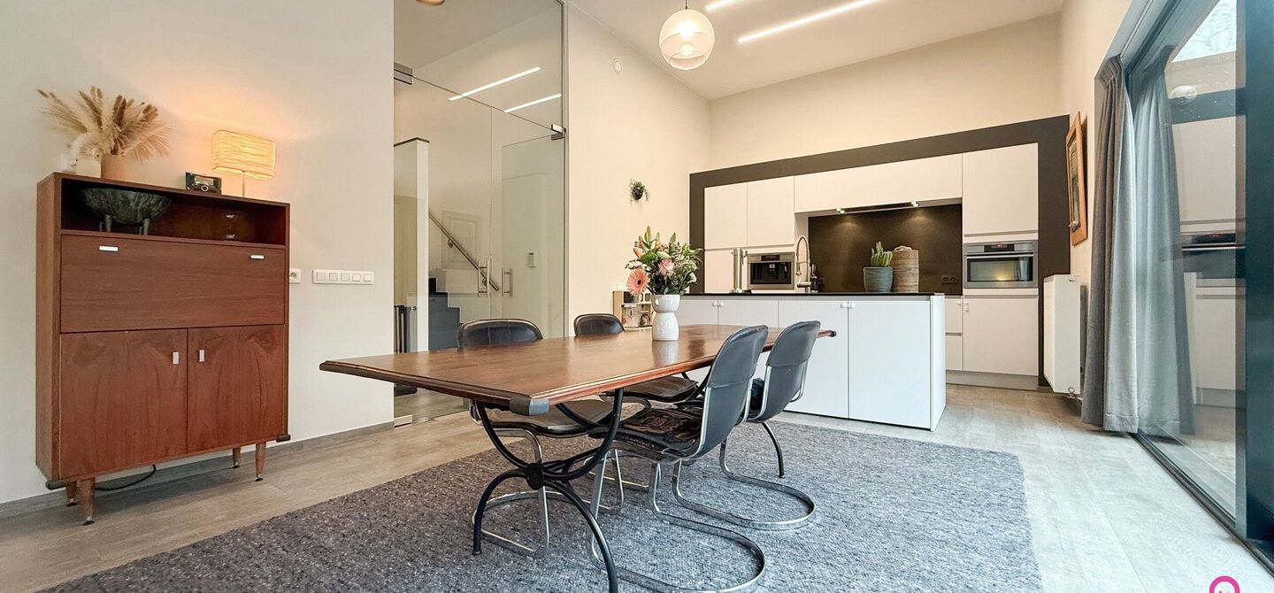 Bij ImmoFusion 7/7 “open huis” : klik op onze 3D-TOUR.
Ervaar vastgoed alsof je er zelf doorloopt!

Stap binnen in deze indrukwekkende halfopen bebouwing, quasi nieuw, gelegen in een rustige woonwijk van Beringen. Met een bewoonbare oppervlakte van 14