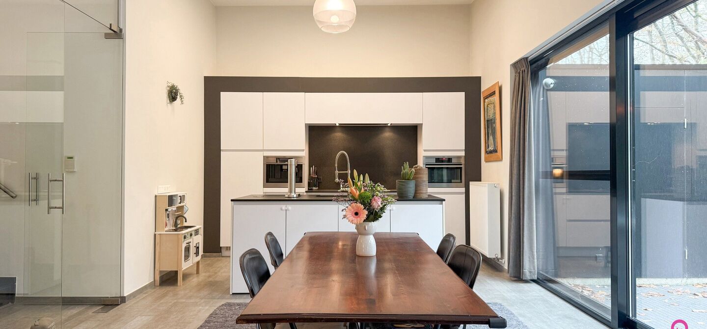 Bij ImmoFusion 7/7 “open huis” : klik op onze 3D-TOUR.
Ervaar vastgoed alsof je er zelf doorloopt!

Stap binnen in deze indrukwekkende halfopen bebouwing, quasi nieuw, gelegen in een rustige woonwijk van Beringen. Met een bewoonbare oppervlakte van 14