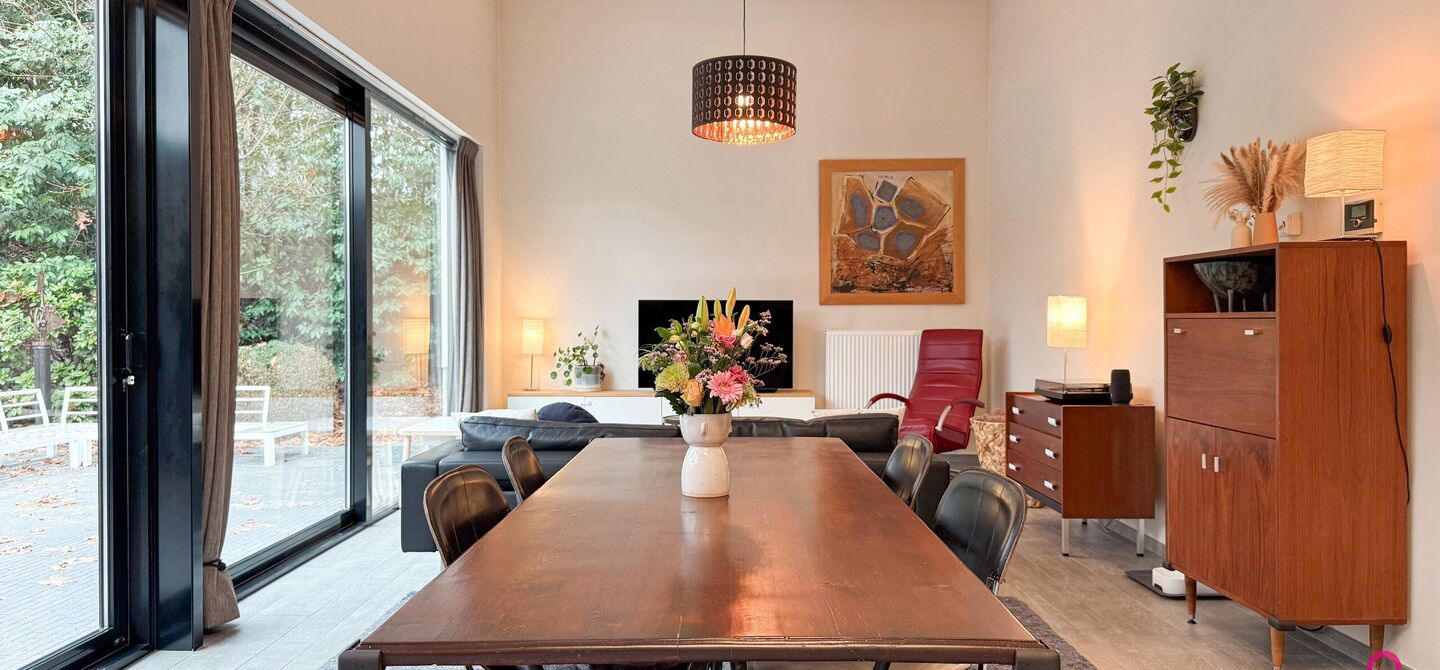 Bij ImmoFusion 7/7 “open huis” : klik op onze 3D-TOUR.
Ervaar vastgoed alsof je er zelf doorloopt!

Stap binnen in deze indrukwekkende halfopen bebouwing, quasi nieuw, gelegen in een rustige woonwijk van Beringen. Met een bewoonbare oppervlakte van 14