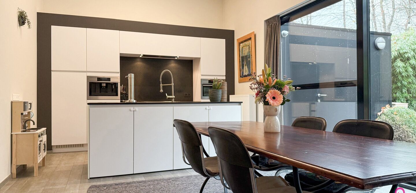 Bij ImmoFusion 7/7 “open huis” : klik op onze 3D-TOUR.
Ervaar vastgoed alsof je er zelf doorloopt!

Stap binnen in deze indrukwekkende halfopen bebouwing, quasi nieuw, gelegen in een rustige woonwijk van Beringen. Met een bewoonbare oppervlakte van 14