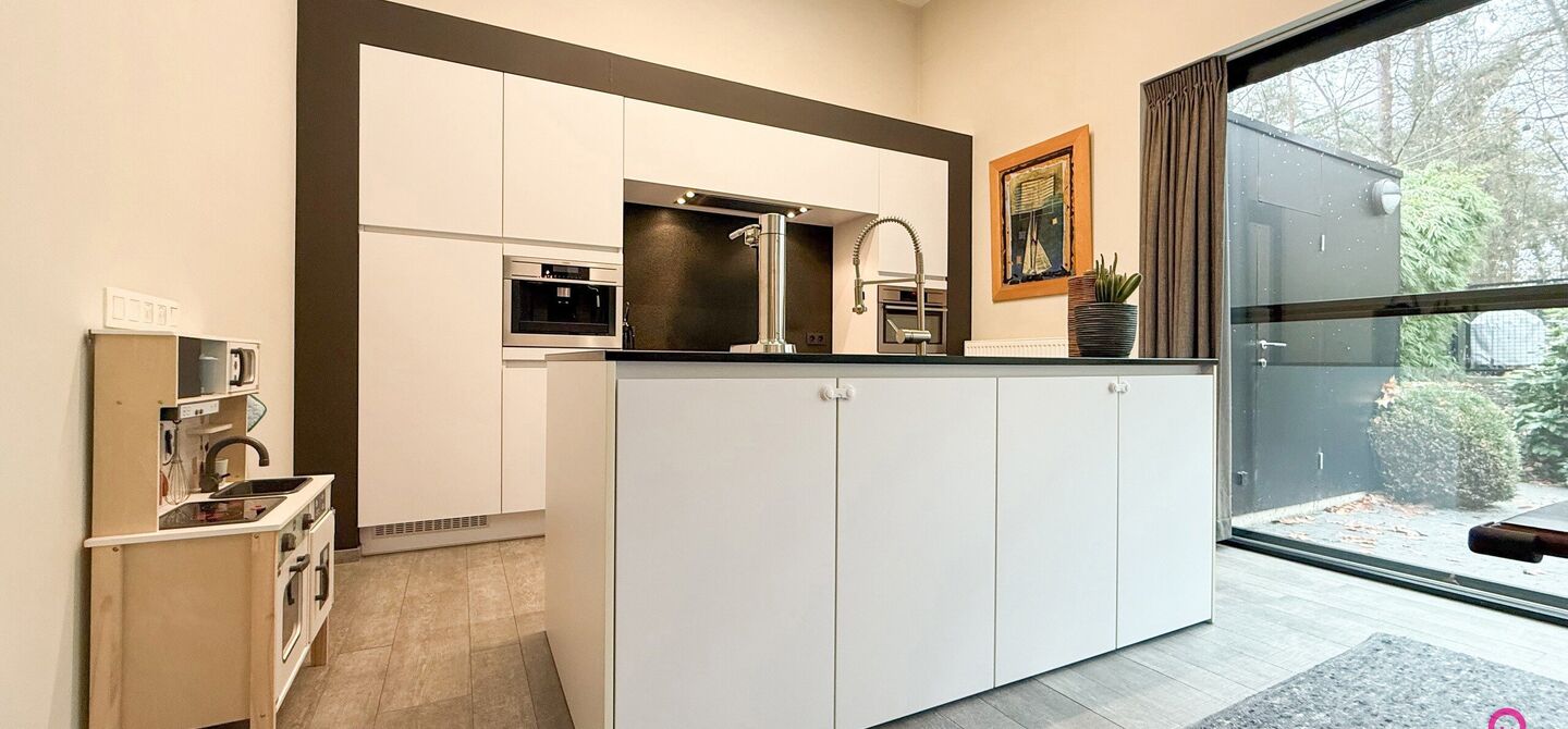 Bij ImmoFusion 7/7 “open huis” : klik op onze 3D-TOUR.
Ervaar vastgoed alsof je er zelf doorloopt!

Stap binnen in deze indrukwekkende halfopen bebouwing, quasi nieuw, gelegen in een rustige woonwijk van Beringen. Met een bewoonbare oppervlakte van 14