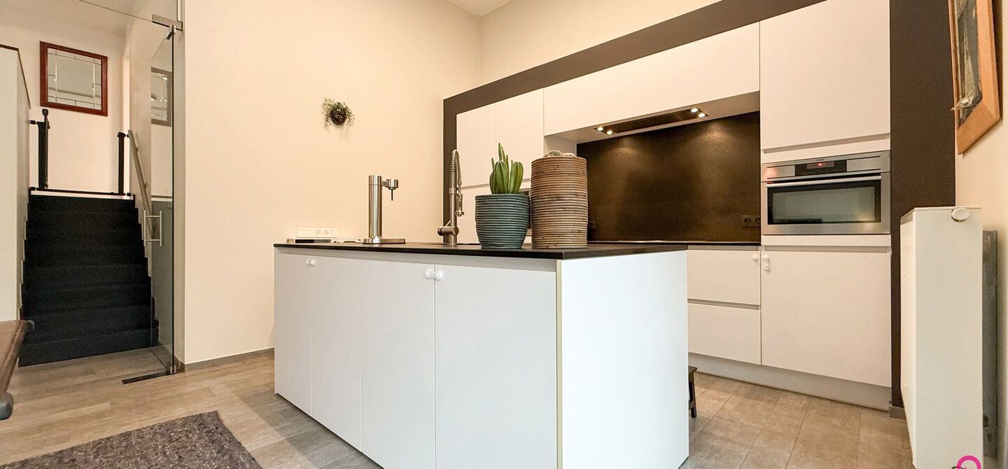 Bij ImmoFusion 7/7 “open huis” : klik op onze 3D-TOUR.
Ervaar vastgoed alsof je er zelf doorloopt!

Stap binnen in deze indrukwekkende halfopen bebouwing, quasi nieuw, gelegen in een rustige woonwijk van Beringen. Met een bewoonbare oppervlakte van 14