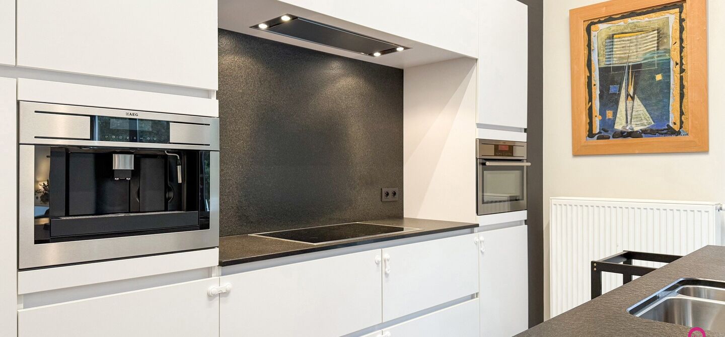 Bij ImmoFusion 7/7 “open huis” : klik op onze 3D-TOUR.
Ervaar vastgoed alsof je er zelf doorloopt!

Stap binnen in deze indrukwekkende halfopen bebouwing, quasi nieuw, gelegen in een rustige woonwijk van Beringen. Met een bewoonbare oppervlakte van 14