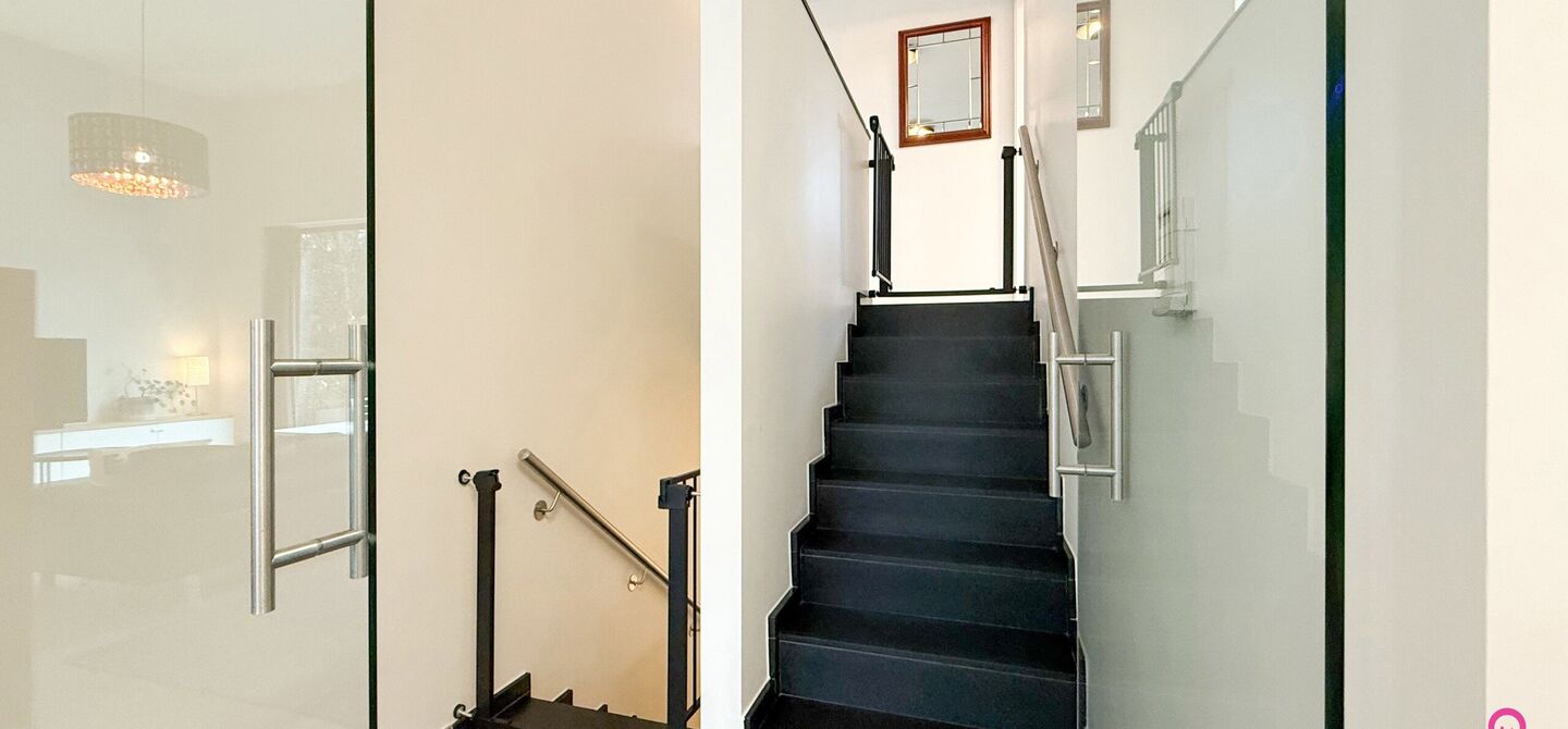 Bij ImmoFusion 7/7 “open huis” : klik op onze 3D-TOUR.
Ervaar vastgoed alsof je er zelf doorloopt!

Stap binnen in deze indrukwekkende halfopen bebouwing, quasi nieuw, gelegen in een rustige woonwijk van Beringen. Met een bewoonbare oppervlakte van 14