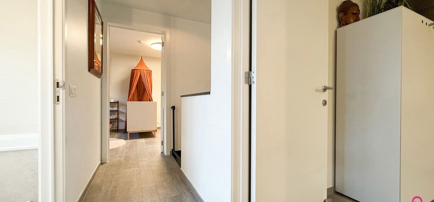 Bij ImmoFusion 7/7 “open huis” : klik op onze 3D-TOUR.
Ervaar vastgoed alsof je er zelf doorloopt!

Stap binnen in deze indrukwekkende halfopen bebouwing, quasi nieuw, gelegen in een rustige woonwijk van Beringen. Met een bewoonbare oppervlakte van 14