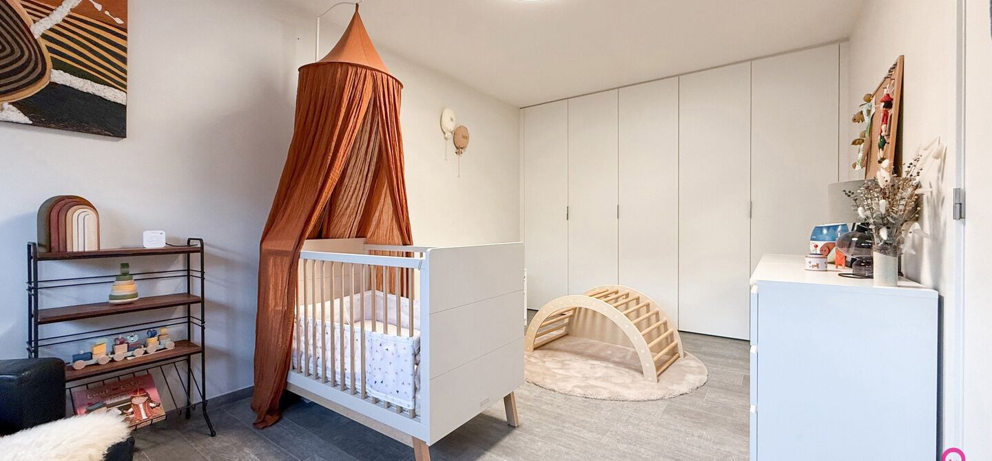 Bij ImmoFusion 7/7 “open huis” : klik op onze 3D-TOUR.
Ervaar vastgoed alsof je er zelf doorloopt!

Stap binnen in deze indrukwekkende halfopen bebouwing, quasi nieuw, gelegen in een rustige woonwijk van Beringen. Met een bewoonbare oppervlakte van 14