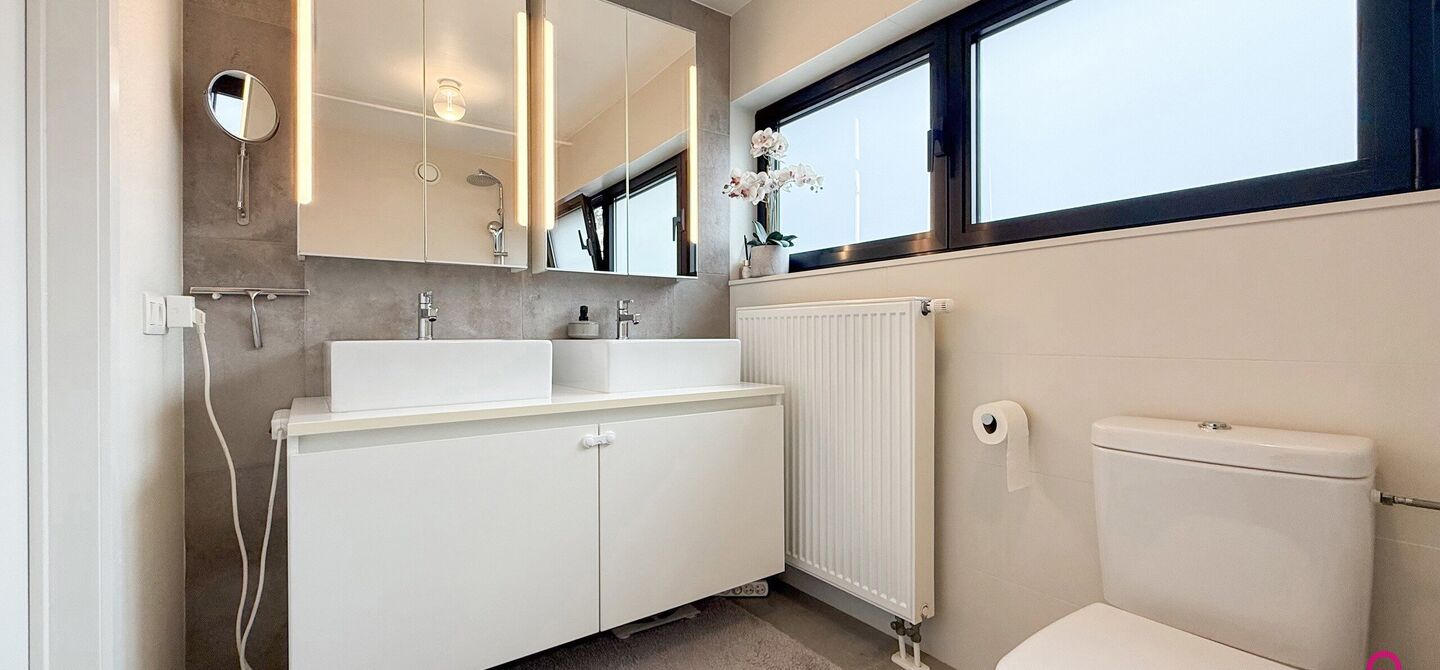 Bij ImmoFusion 7/7 “open huis” : klik op onze 3D-TOUR.
Ervaar vastgoed alsof je er zelf doorloopt!

Stap binnen in deze indrukwekkende halfopen bebouwing, quasi nieuw, gelegen in een rustige woonwijk van Beringen. Met een bewoonbare oppervlakte van 14