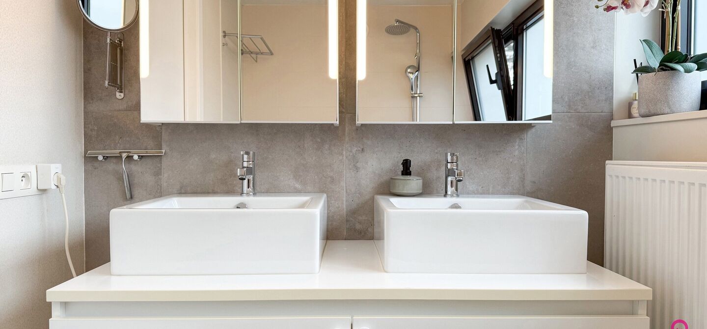 Bij ImmoFusion 7/7 “open huis” : klik op onze 3D-TOUR.
Ervaar vastgoed alsof je er zelf doorloopt!

Stap binnen in deze indrukwekkende halfopen bebouwing, quasi nieuw, gelegen in een rustige woonwijk van Beringen. Met een bewoonbare oppervlakte van 14