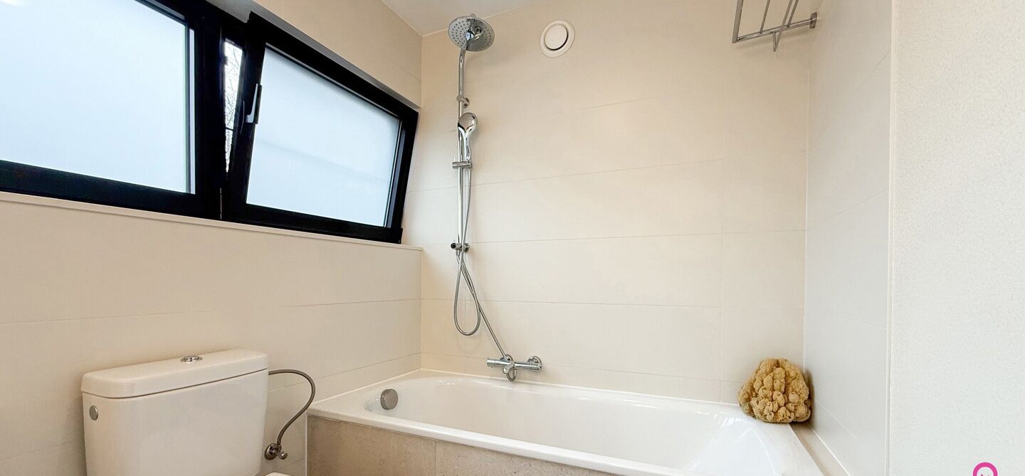 Bij ImmoFusion 7/7 “open huis” : klik op onze 3D-TOUR.
Ervaar vastgoed alsof je er zelf doorloopt!

Stap binnen in deze indrukwekkende halfopen bebouwing, quasi nieuw, gelegen in een rustige woonwijk van Beringen. Met een bewoonbare oppervlakte van 14