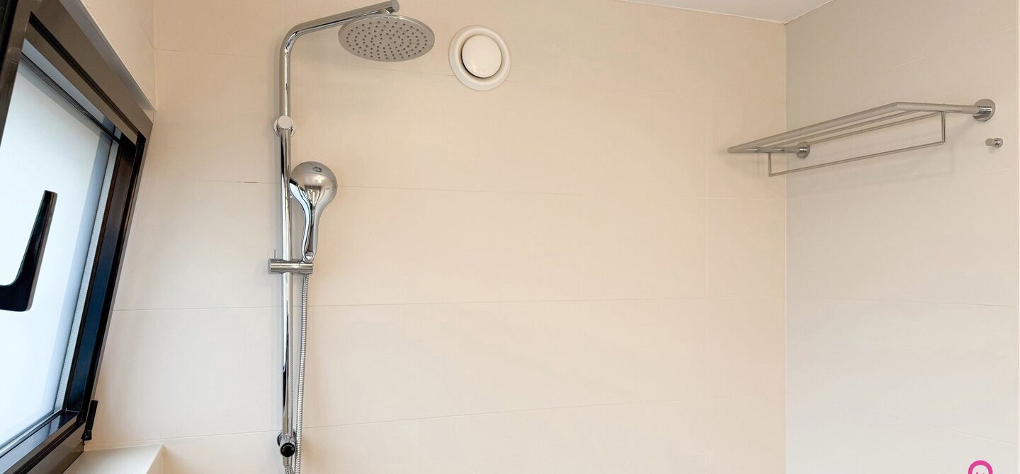 Bij ImmoFusion 7/7 “open huis” : klik op onze 3D-TOUR.
Ervaar vastgoed alsof je er zelf doorloopt!

Stap binnen in deze indrukwekkende halfopen bebouwing, quasi nieuw, gelegen in een rustige woonwijk van Beringen. Met een bewoonbare oppervlakte van 14