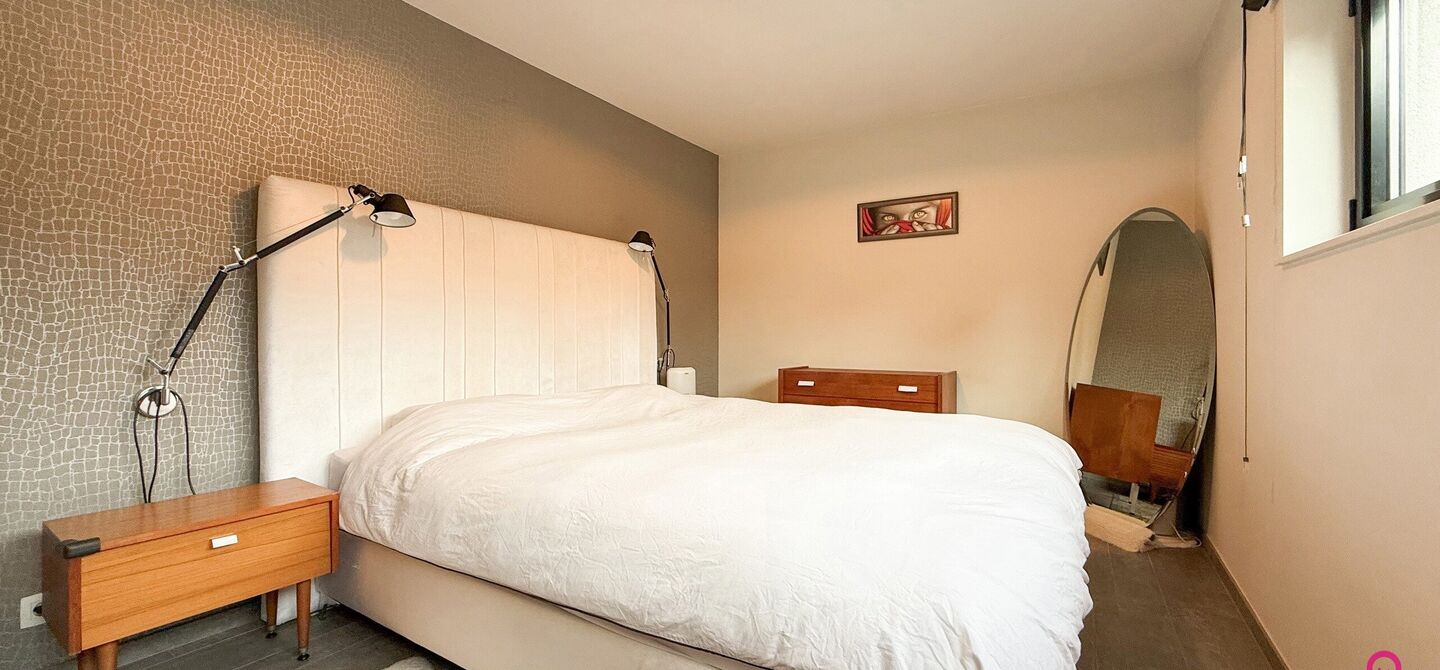 Bij ImmoFusion 7/7 “open huis” : klik op onze 3D-TOUR.
Ervaar vastgoed alsof je er zelf doorloopt!

Stap binnen in deze indrukwekkende halfopen bebouwing, quasi nieuw, gelegen in een rustige woonwijk van Beringen. Met een bewoonbare oppervlakte van 14