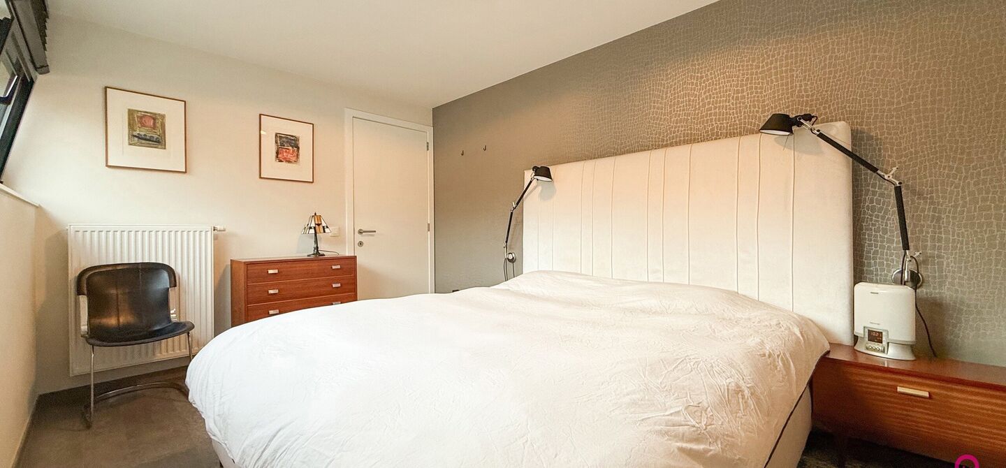 Bij ImmoFusion 7/7 “open huis” : klik op onze 3D-TOUR.
Ervaar vastgoed alsof je er zelf doorloopt!

Stap binnen in deze indrukwekkende halfopen bebouwing, quasi nieuw, gelegen in een rustige woonwijk van Beringen. Met een bewoonbare oppervlakte van 14