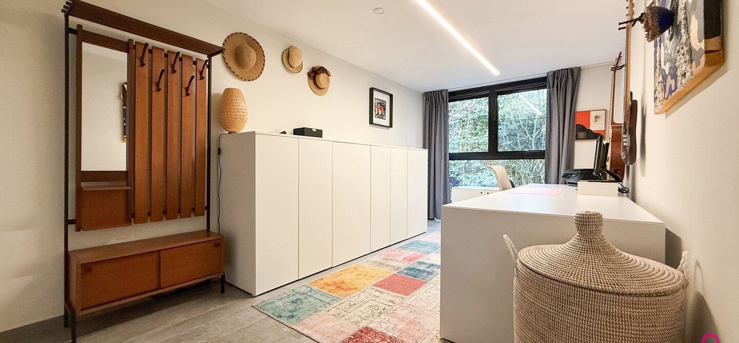 Bij ImmoFusion 7/7 “open huis” : klik op onze 3D-TOUR.
Ervaar vastgoed alsof je er zelf doorloopt!

Stap binnen in deze indrukwekkende halfopen bebouwing, quasi nieuw, gelegen in een rustige woonwijk van Beringen. Met een bewoonbare oppervlakte van 14