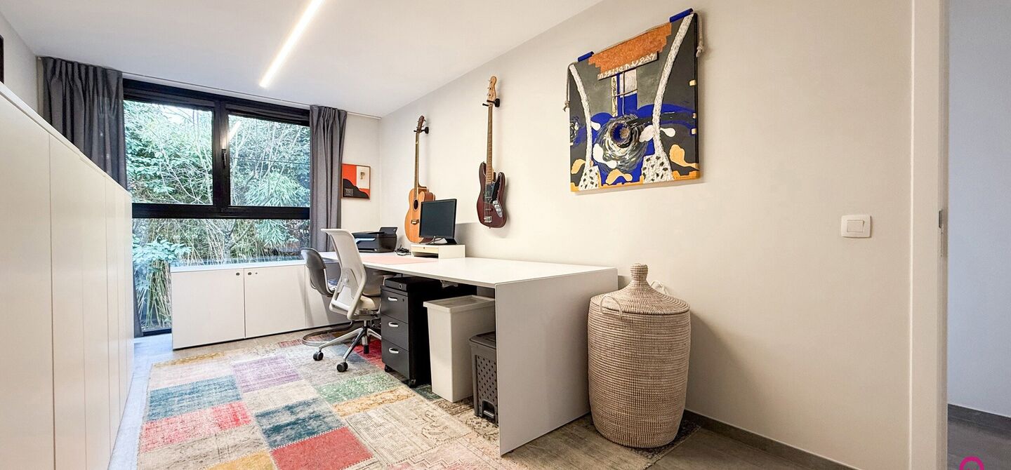 Bij ImmoFusion 7/7 “open huis” : klik op onze 3D-TOUR.
Ervaar vastgoed alsof je er zelf doorloopt!

Stap binnen in deze indrukwekkende halfopen bebouwing, quasi nieuw, gelegen in een rustige woonwijk van Beringen. Met een bewoonbare oppervlakte van 14