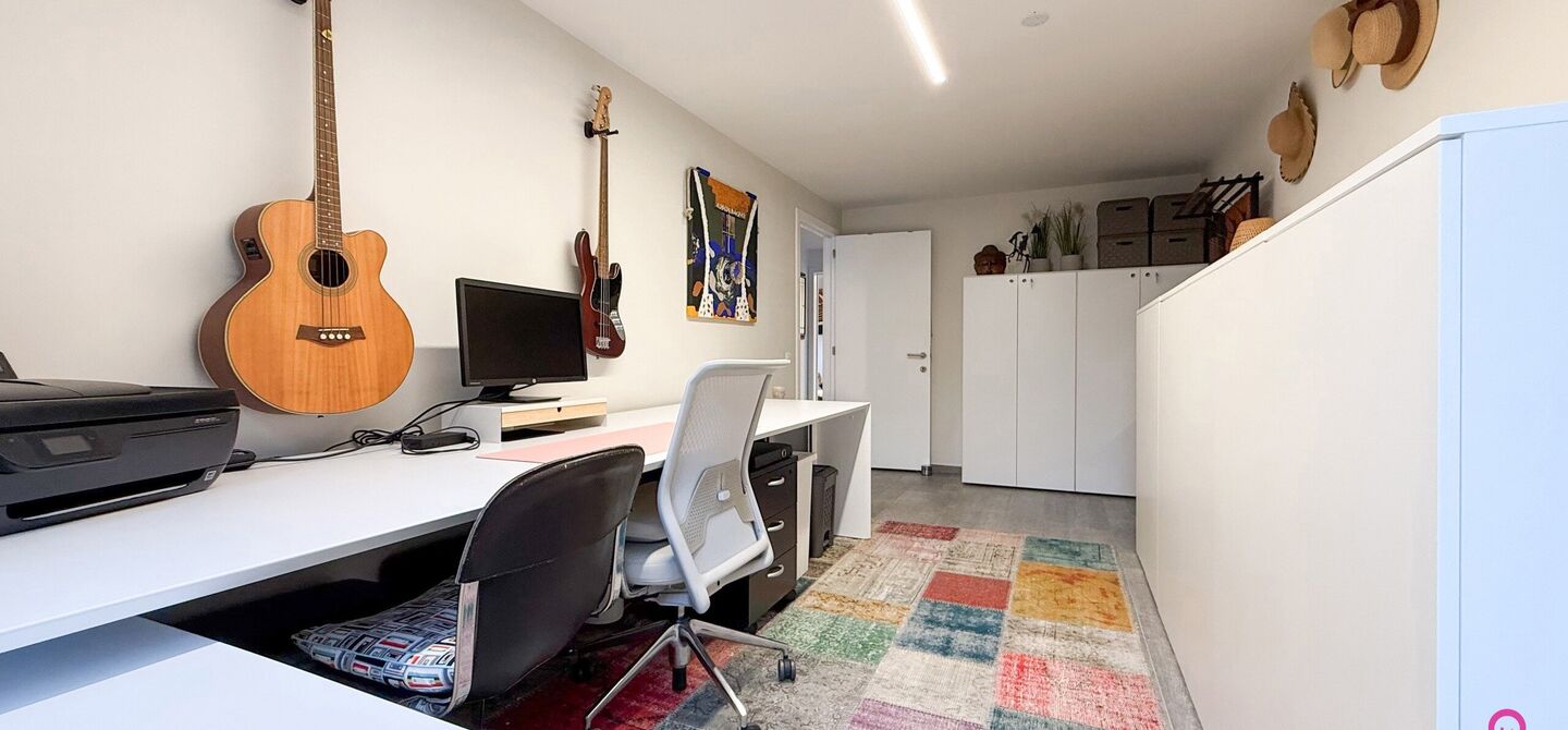 Bij ImmoFusion 7/7 “open huis” : klik op onze 3D-TOUR.
Ervaar vastgoed alsof je er zelf doorloopt!

Stap binnen in deze indrukwekkende halfopen bebouwing, quasi nieuw, gelegen in een rustige woonwijk van Beringen. Met een bewoonbare oppervlakte van 14