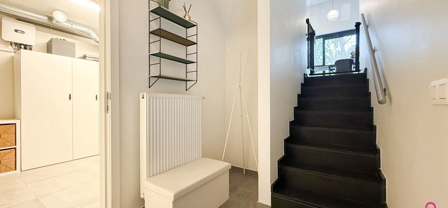 Bij ImmoFusion 7/7 “open huis” : klik op onze 3D-TOUR.
Ervaar vastgoed alsof je er zelf doorloopt!

Stap binnen in deze indrukwekkende halfopen bebouwing, quasi nieuw, gelegen in een rustige woonwijk van Beringen. Met een bewoonbare oppervlakte van 14