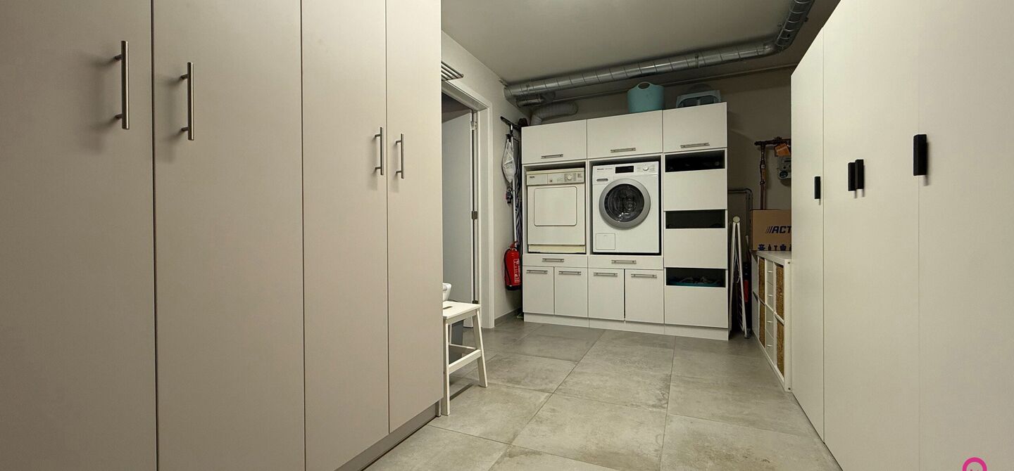 Bij ImmoFusion 7/7 “open huis” : klik op onze 3D-TOUR.
Ervaar vastgoed alsof je er zelf doorloopt!

Stap binnen in deze indrukwekkende halfopen bebouwing, quasi nieuw, gelegen in een rustige woonwijk van Beringen. Met een bewoonbare oppervlakte van 14