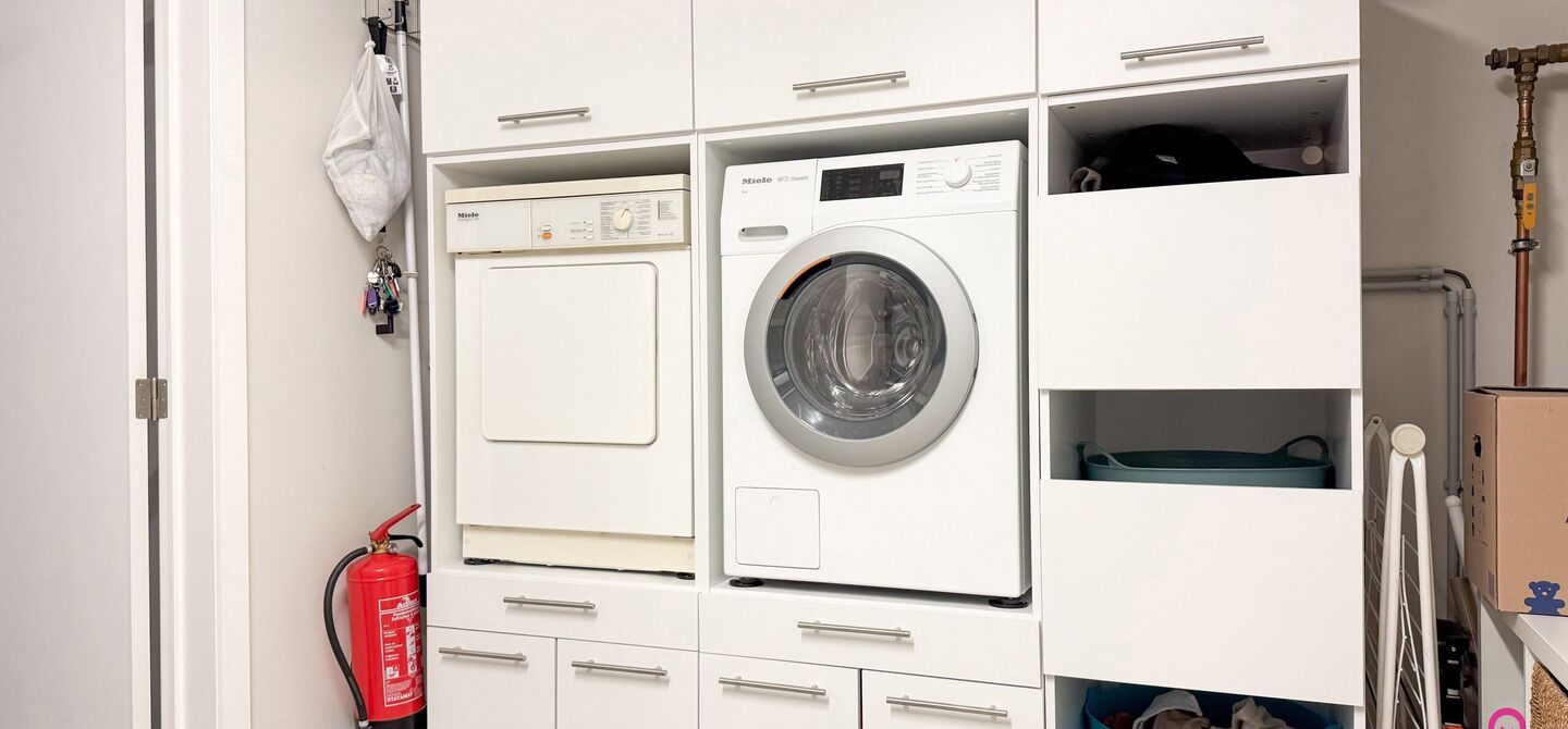 Bij ImmoFusion 7/7 “open huis” : klik op onze 3D-TOUR.
Ervaar vastgoed alsof je er zelf doorloopt!

Stap binnen in deze indrukwekkende halfopen bebouwing, quasi nieuw, gelegen in een rustige woonwijk van Beringen. Met een bewoonbare oppervlakte van 14