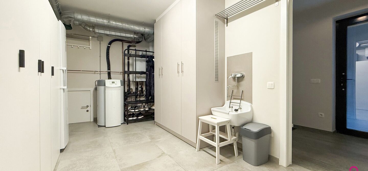 Bij ImmoFusion 7/7 “open huis” : klik op onze 3D-TOUR.
Ervaar vastgoed alsof je er zelf doorloopt!

Stap binnen in deze indrukwekkende halfopen bebouwing, quasi nieuw, gelegen in een rustige woonwijk van Beringen. Met een bewoonbare oppervlakte van 14