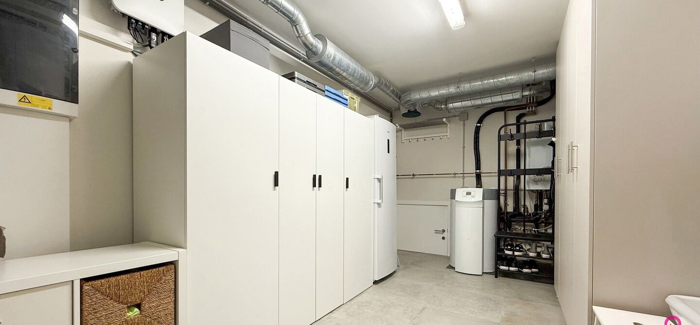 Bij ImmoFusion 7/7 “open huis” : klik op onze 3D-TOUR.
Ervaar vastgoed alsof je er zelf doorloopt!

Stap binnen in deze indrukwekkende halfopen bebouwing, quasi nieuw, gelegen in een rustige woonwijk van Beringen. Met een bewoonbare oppervlakte van 14