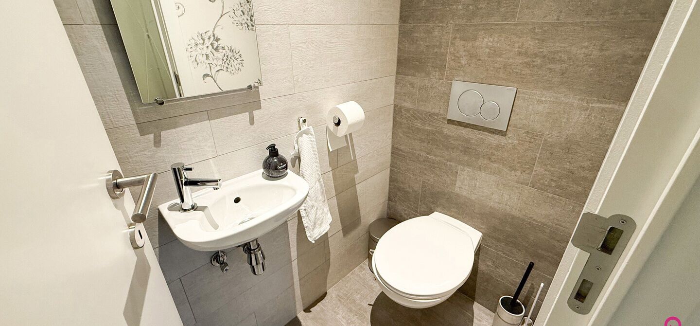 Bij ImmoFusion 7/7 “open huis” : klik op onze 3D-TOUR.
Ervaar vastgoed alsof je er zelf doorloopt!

Stap binnen in deze indrukwekkende halfopen bebouwing, quasi nieuw, gelegen in een rustige woonwijk van Beringen. Met een bewoonbare oppervlakte van 14