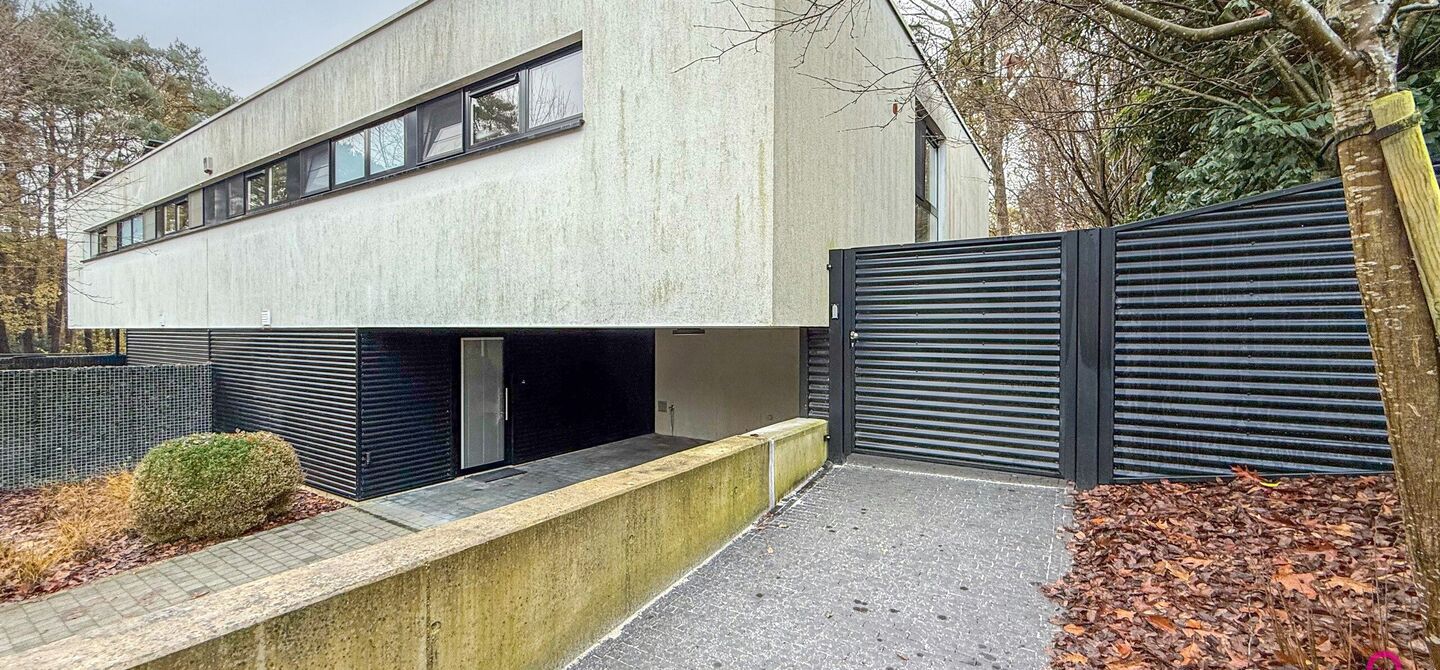 Bij ImmoFusion 7/7 “open huis” : klik op onze 3D-TOUR.
Ervaar vastgoed alsof je er zelf doorloopt!

Stap binnen in deze indrukwekkende halfopen bebouwing, quasi nieuw, gelegen in een rustige woonwijk van Beringen. Met een bewoonbare oppervlakte van 14