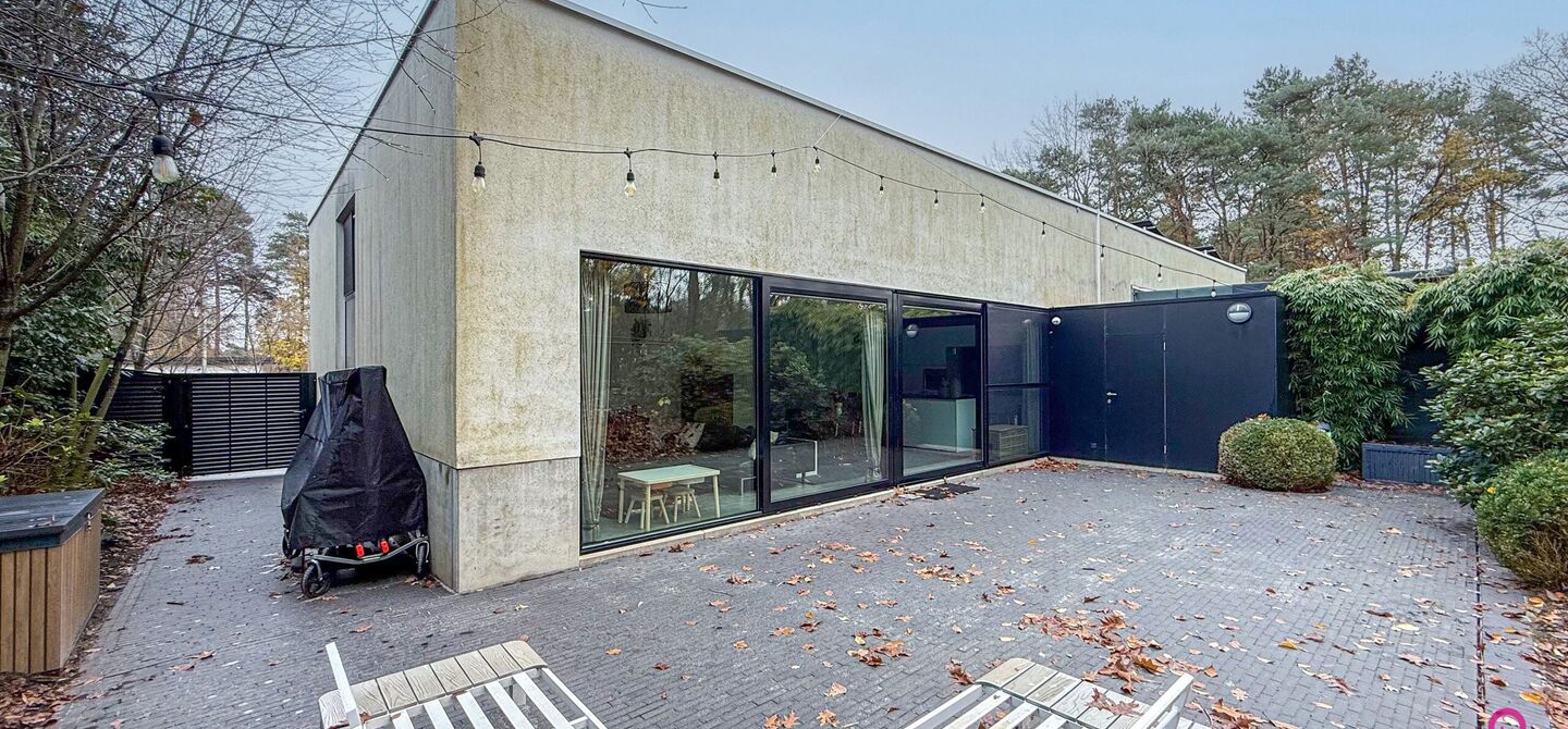 Bij ImmoFusion 7/7 “open huis” : klik op onze 3D-TOUR.
Ervaar vastgoed alsof je er zelf doorloopt!

Stap binnen in deze indrukwekkende halfopen bebouwing, quasi nieuw, gelegen in een rustige woonwijk van Beringen. Met een bewoonbare oppervlakte van 14
