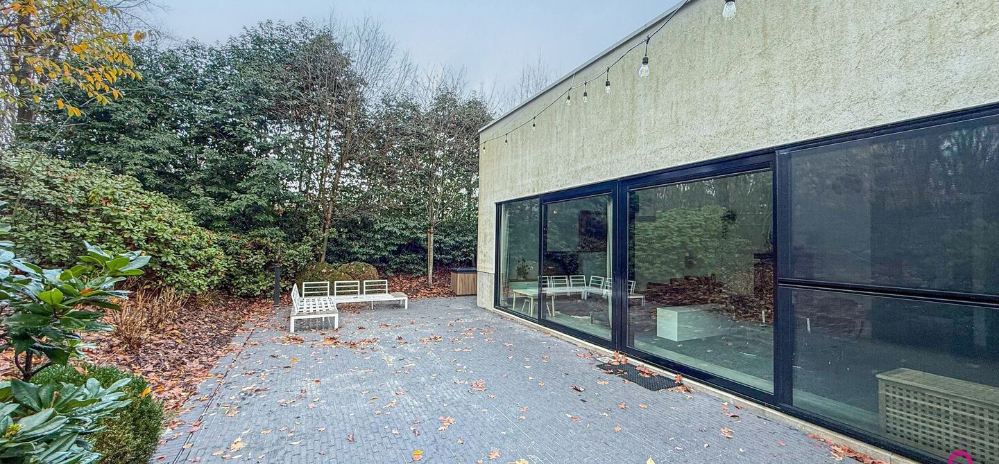 Bij ImmoFusion 7/7 “open huis” : klik op onze 3D-TOUR.
Ervaar vastgoed alsof je er zelf doorloopt!

Stap binnen in deze indrukwekkende halfopen bebouwing, quasi nieuw, gelegen in een rustige woonwijk van Beringen. Met een bewoonbare oppervlakte van 14