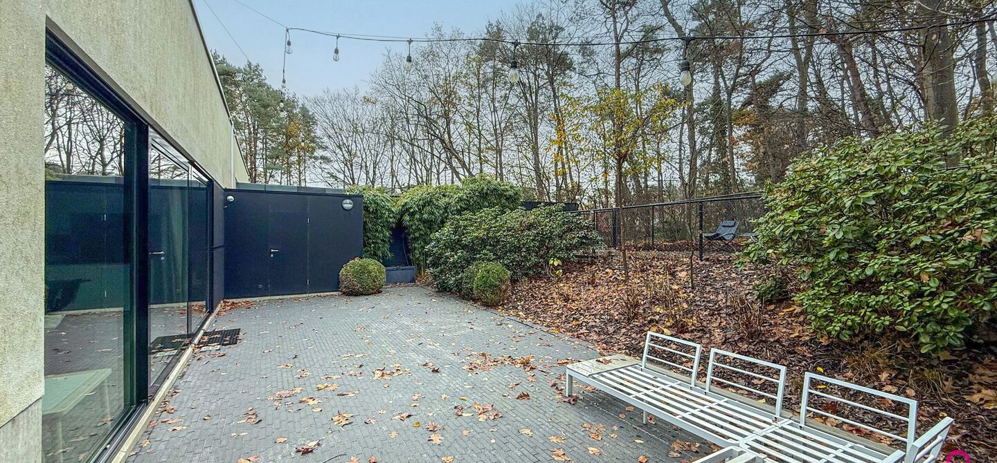 Bij ImmoFusion 7/7 “open huis” : klik op onze 3D-TOUR.
Ervaar vastgoed alsof je er zelf doorloopt!

Stap binnen in deze indrukwekkende halfopen bebouwing, quasi nieuw, gelegen in een rustige woonwijk van Beringen. Met een bewoonbare oppervlakte van 14