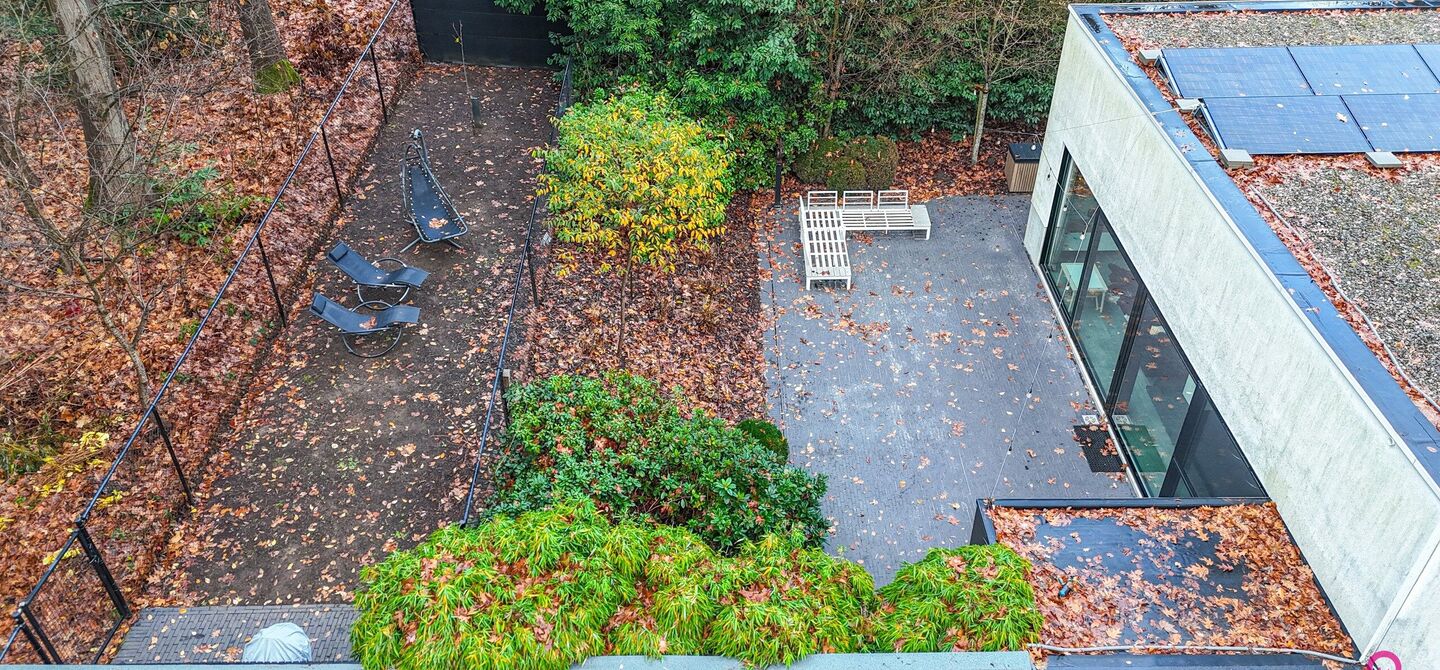 Bij ImmoFusion 7/7 “open huis” : klik op onze 3D-TOUR.
Ervaar vastgoed alsof je er zelf doorloopt!

Stap binnen in deze indrukwekkende halfopen bebouwing, quasi nieuw, gelegen in een rustige woonwijk van Beringen. Met een bewoonbare oppervlakte van 14