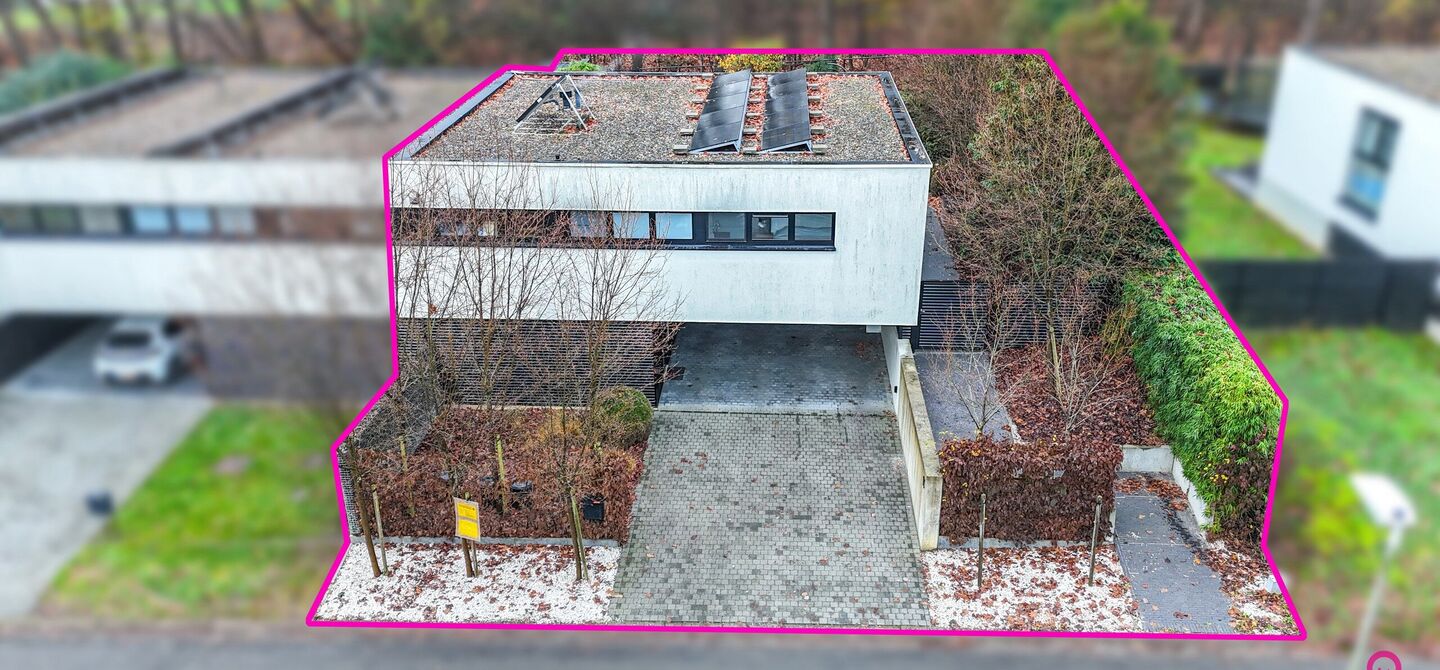 Bij ImmoFusion 7/7 “open huis” : klik op onze 3D-TOUR.
Ervaar vastgoed alsof je er zelf doorloopt!

Stap binnen in deze indrukwekkende halfopen bebouwing, quasi nieuw, gelegen in een rustige woonwijk van Beringen. Met een bewoonbare oppervlakte van 14