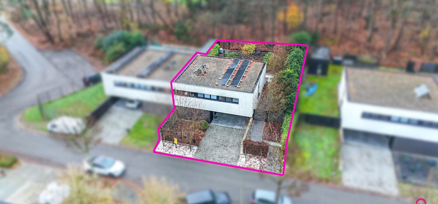 Bij ImmoFusion 7/7 “open huis” : klik op onze 3D-TOUR.
Ervaar vastgoed alsof je er zelf doorloopt!

Stap binnen in deze indrukwekkende halfopen bebouwing, quasi nieuw, gelegen in een rustige woonwijk van Beringen. Met een bewoonbare oppervlakte van 14