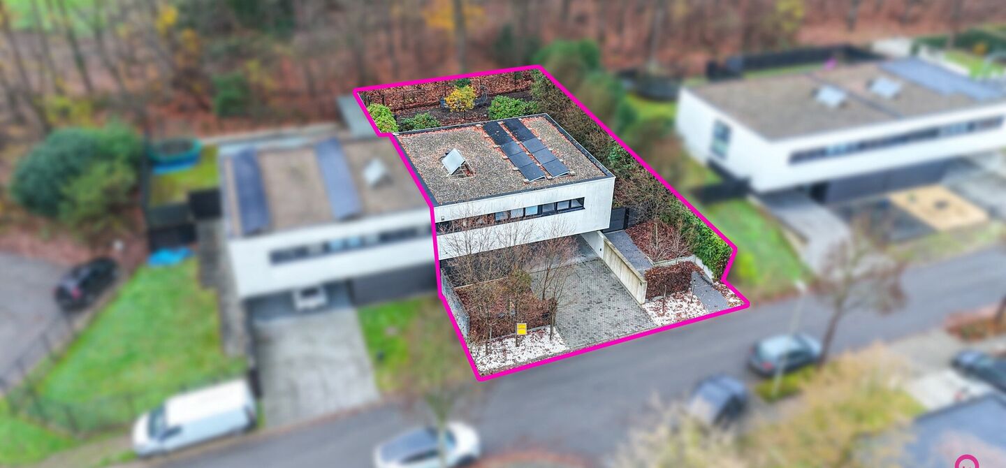 Bij ImmoFusion 7/7 “open huis” : klik op onze 3D-TOUR.
Ervaar vastgoed alsof je er zelf doorloopt!

Stap binnen in deze indrukwekkende halfopen bebouwing, quasi nieuw, gelegen in een rustige woonwijk van Beringen. Met een bewoonbare oppervlakte van 14