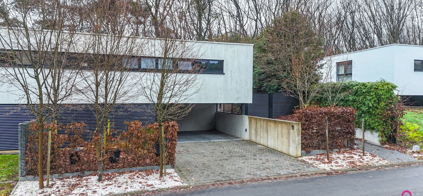 Bij ImmoFusion 7/7 “open huis” : klik op onze 3D-TOUR.
Ervaar vastgoed alsof je er zelf doorloopt!

Stap binnen in deze indrukwekkende halfopen bebouwing, quasi nieuw, gelegen in een rustige woonwijk van Beringen. Met een bewoonbare oppervlakte van 14