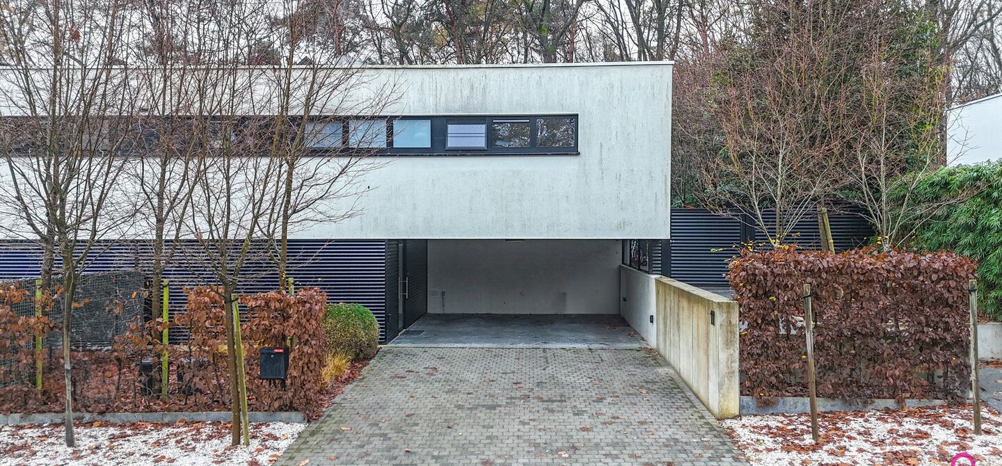 Bij ImmoFusion 7/7 “open huis” : klik op onze 3D-TOUR.
Ervaar vastgoed alsof je er zelf doorloopt!

Stap binnen in deze indrukwekkende halfopen bebouwing, quasi nieuw, gelegen in een rustige woonwijk van Beringen. Met een bewoonbare oppervlakte van 14