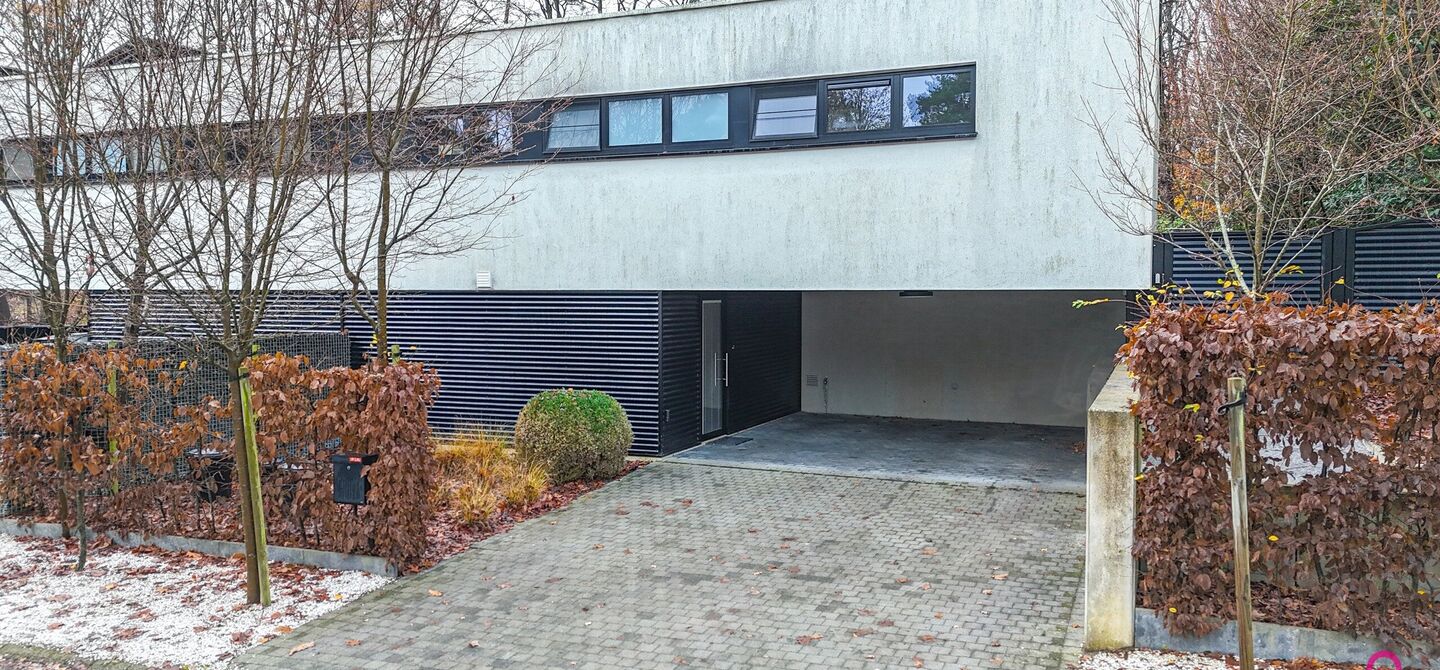 Bij ImmoFusion 7/7 “open huis” : klik op onze 3D-TOUR.
Ervaar vastgoed alsof je er zelf doorloopt!

Stap binnen in deze indrukwekkende halfopen bebouwing, quasi nieuw, gelegen in een rustige woonwijk van Beringen. Met een bewoonbare oppervlakte van 14