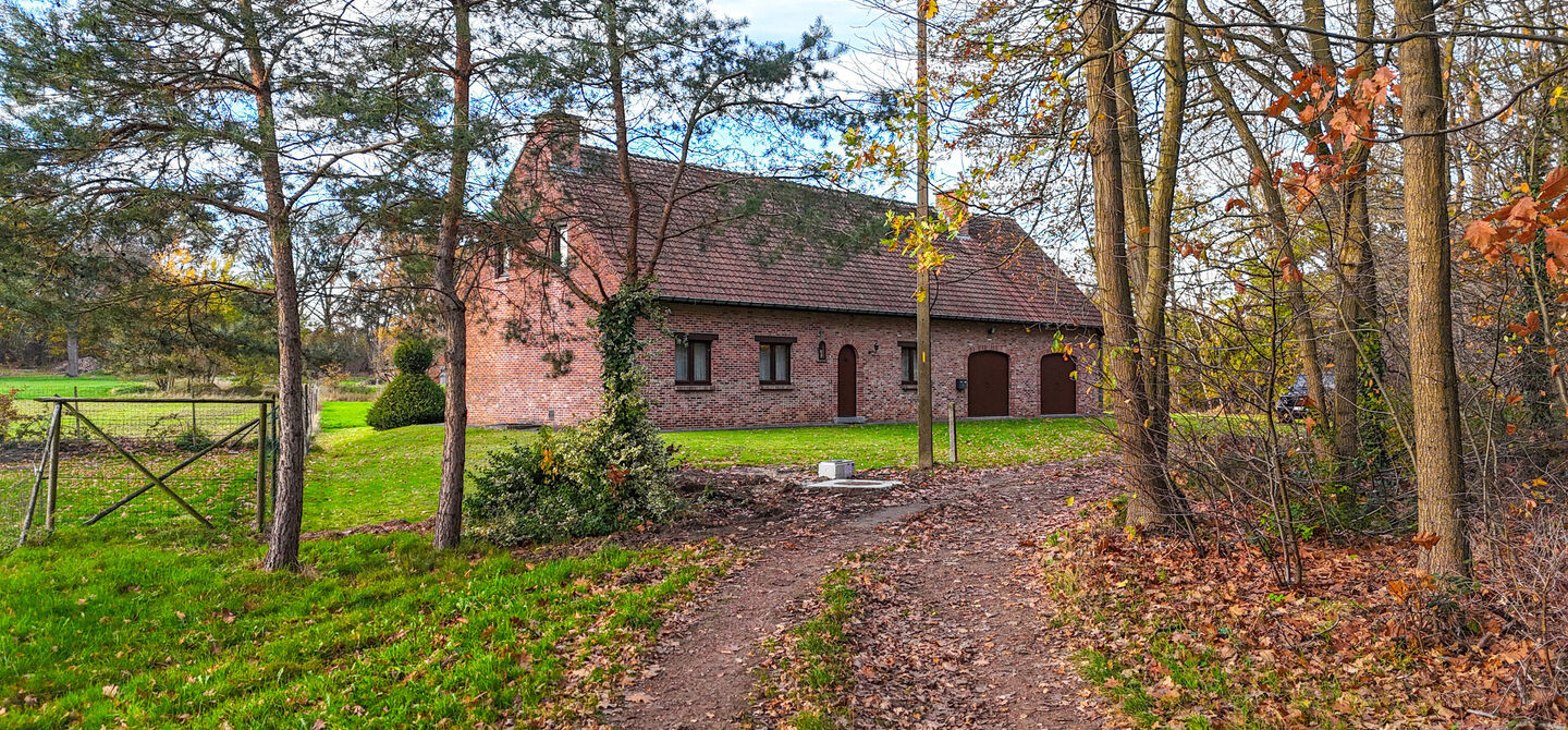 Bij ImmoFusion 7/7 “open huis”: klik op onze 3D-TOUR.
Ervaar vastgoed alsof je er zelf doorloopt!

Ontdek deze uitzonderlijk gelegen vrijstaande woning in de rustige, bosrijke omgeving van Paal. Wie houdt van natuur, privacy en een fenomenale perceelo
