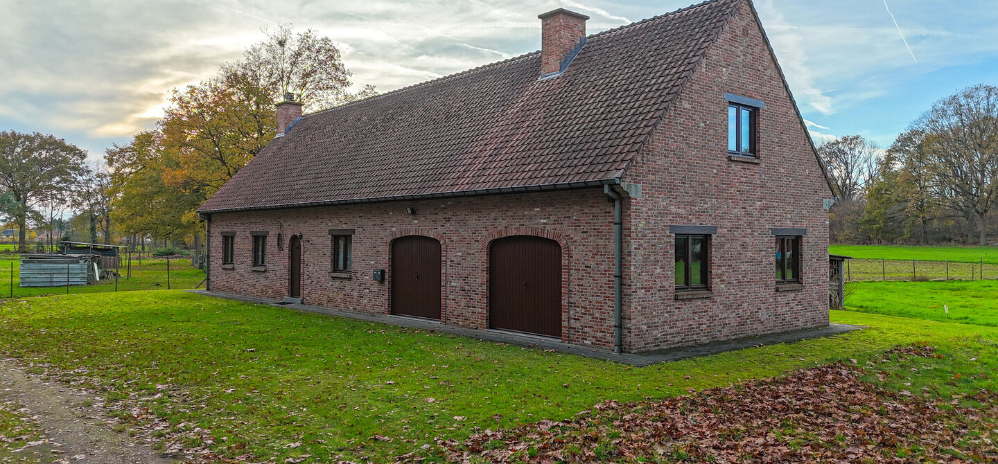 Bij ImmoFusion 7/7 “open huis”: klik op onze 3D-TOUR.
Ervaar vastgoed alsof je er zelf doorloopt!

Ontdek deze uitzonderlijk gelegen vrijstaande woning in de rustige, bosrijke omgeving van Paal. Wie houdt van natuur, privacy en een fenomenale perceelo