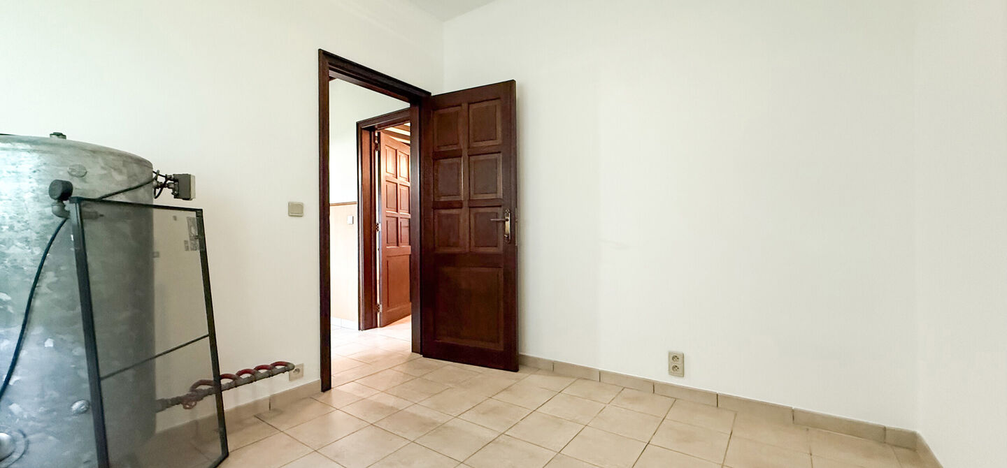 Bij ImmoFusion 7/7 “open huis”: klik op onze 3D-TOUR.
Ervaar vastgoed alsof je er zelf doorloopt!

Ontdek deze uitzonderlijk gelegen vrijstaande woning in de rustige, bosrijke omgeving van Paal. Wie houdt van natuur, privacy en een fenomenale perceelo