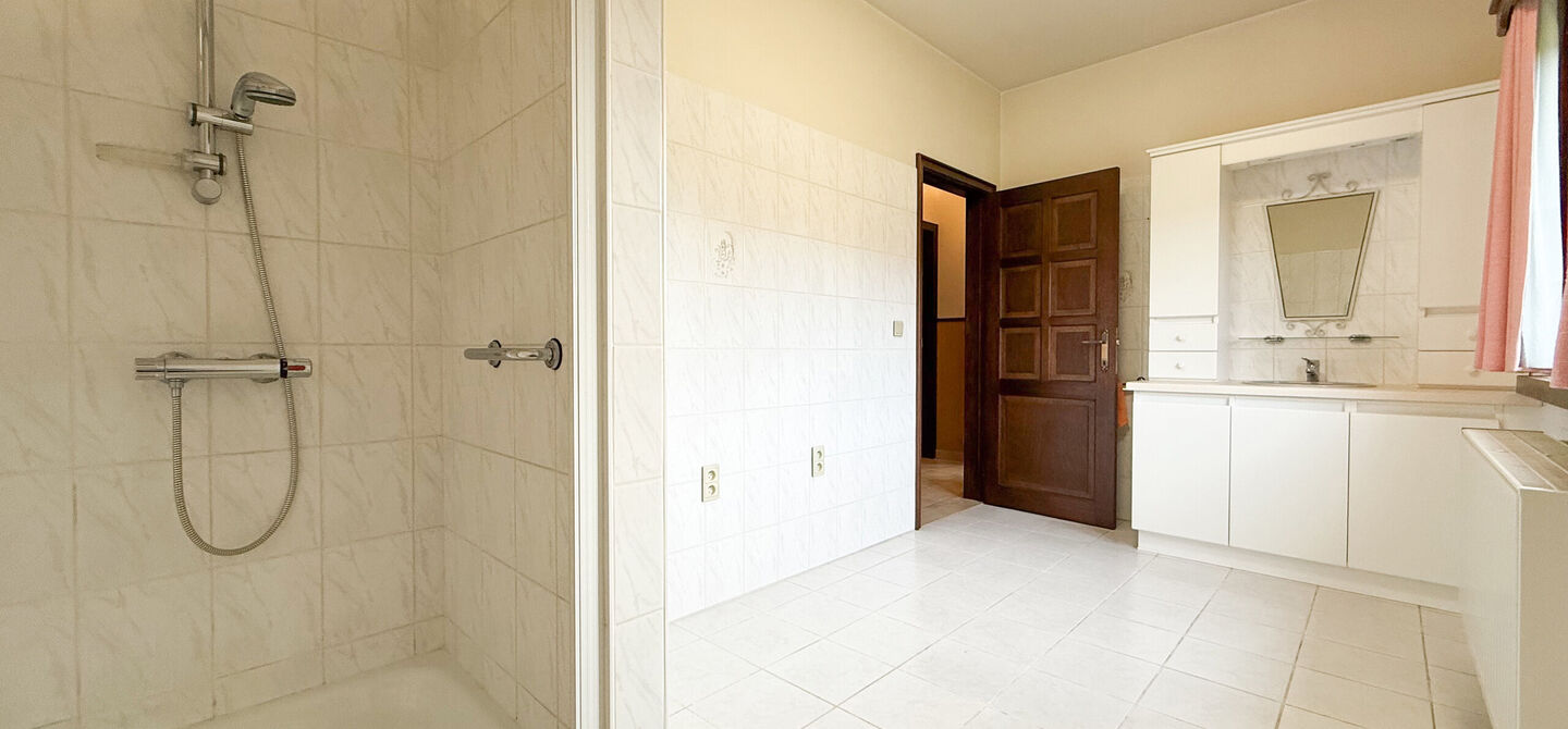 Bij ImmoFusion 7/7 “open huis”: klik op onze 3D-TOUR.
Ervaar vastgoed alsof je er zelf doorloopt!

Ontdek deze uitzonderlijk gelegen vrijstaande woning in de rustige, bosrijke omgeving van Paal. Wie houdt van natuur, privacy en een fenomenale perceelo