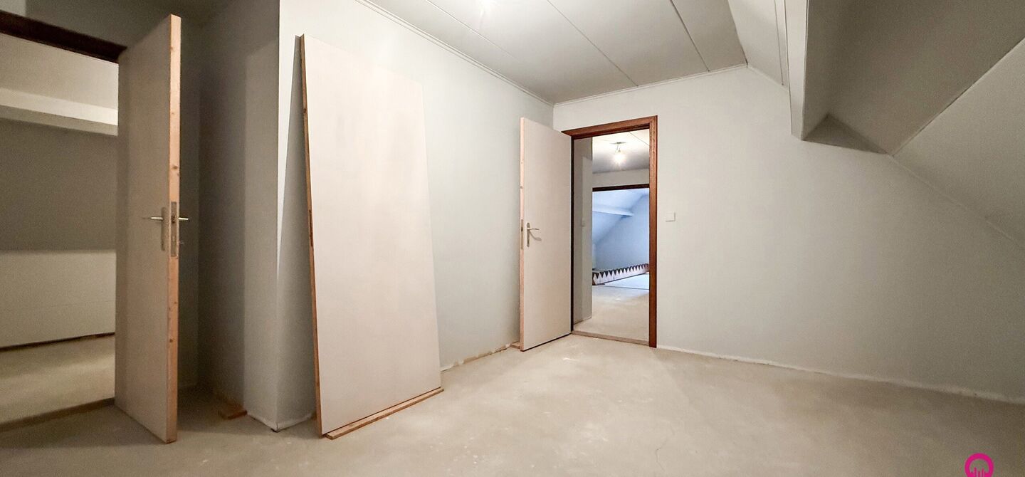 Bij ImmoFusion 7/7 “open huis”: klik op onze 3D-TOUR.
Ervaar vastgoed alsof je er zelf doorloopt!

Ontdek deze uitzonderlijk gelegen vrijstaande woning in de rustige, bosrijke omgeving van Paal. Wie houdt van natuur, privacy en een fenomenale perceelo