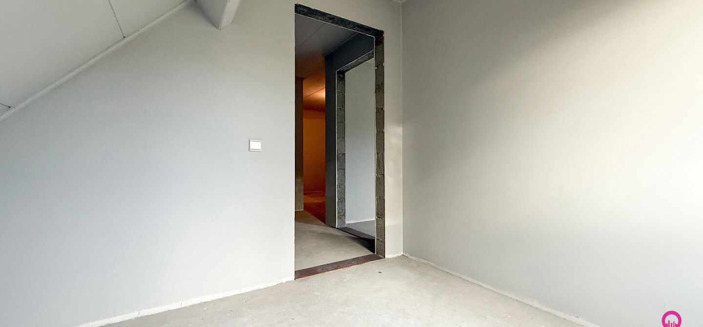 Bij ImmoFusion 7/7 “open huis”: klik op onze 3D-TOUR.
Ervaar vastgoed alsof je er zelf doorloopt!

Ontdek deze uitzonderlijk gelegen vrijstaande woning in de rustige, bosrijke omgeving van Paal. Wie houdt van natuur, privacy en een fenomenale perceelo