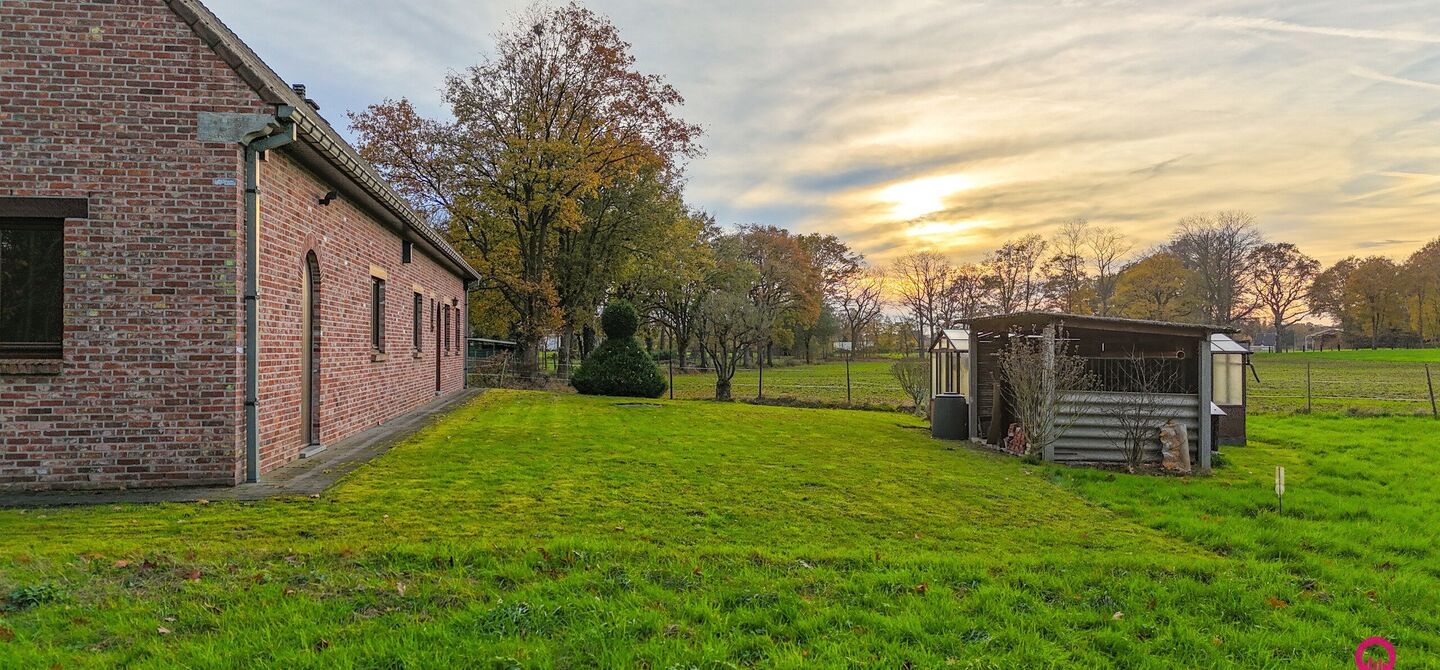 Bij ImmoFusion 7/7 “open huis”: klik op onze 3D-TOUR.
Ervaar vastgoed alsof je er zelf doorloopt!

Ontdek deze uitzonderlijk gelegen vrijstaande woning in de rustige, bosrijke omgeving van Paal. Wie houdt van natuur, privacy en een fenomenale perceelo