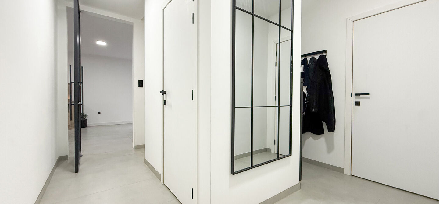 Bij ImmoFusion 7/7 &ldquo;open huis&rdquo;: klik op onze 3D-TOUR.
Ervaar vastgoed alsof je er zelf doorloopt!

Stap binnen in deze uitzonderlijk moderne nieuwbouwwoning (2024), ideaal gelegen als open bebouwing op een ruim hoekperceel van 528m&sup2; in Koersel. Deze 