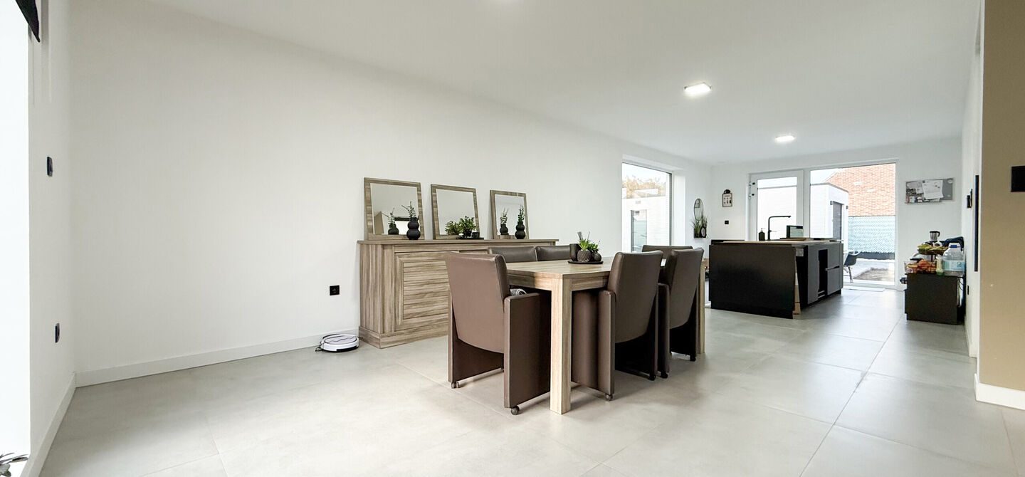 Bij ImmoFusion 7/7 &ldquo;open huis&rdquo;: klik op onze 3D-TOUR.
Ervaar vastgoed alsof je er zelf doorloopt!

Stap binnen in deze uitzonderlijk moderne nieuwbouwwoning (2024), ideaal gelegen als open bebouwing op een ruim hoekperceel van 528m&sup2; in Koersel. Deze 