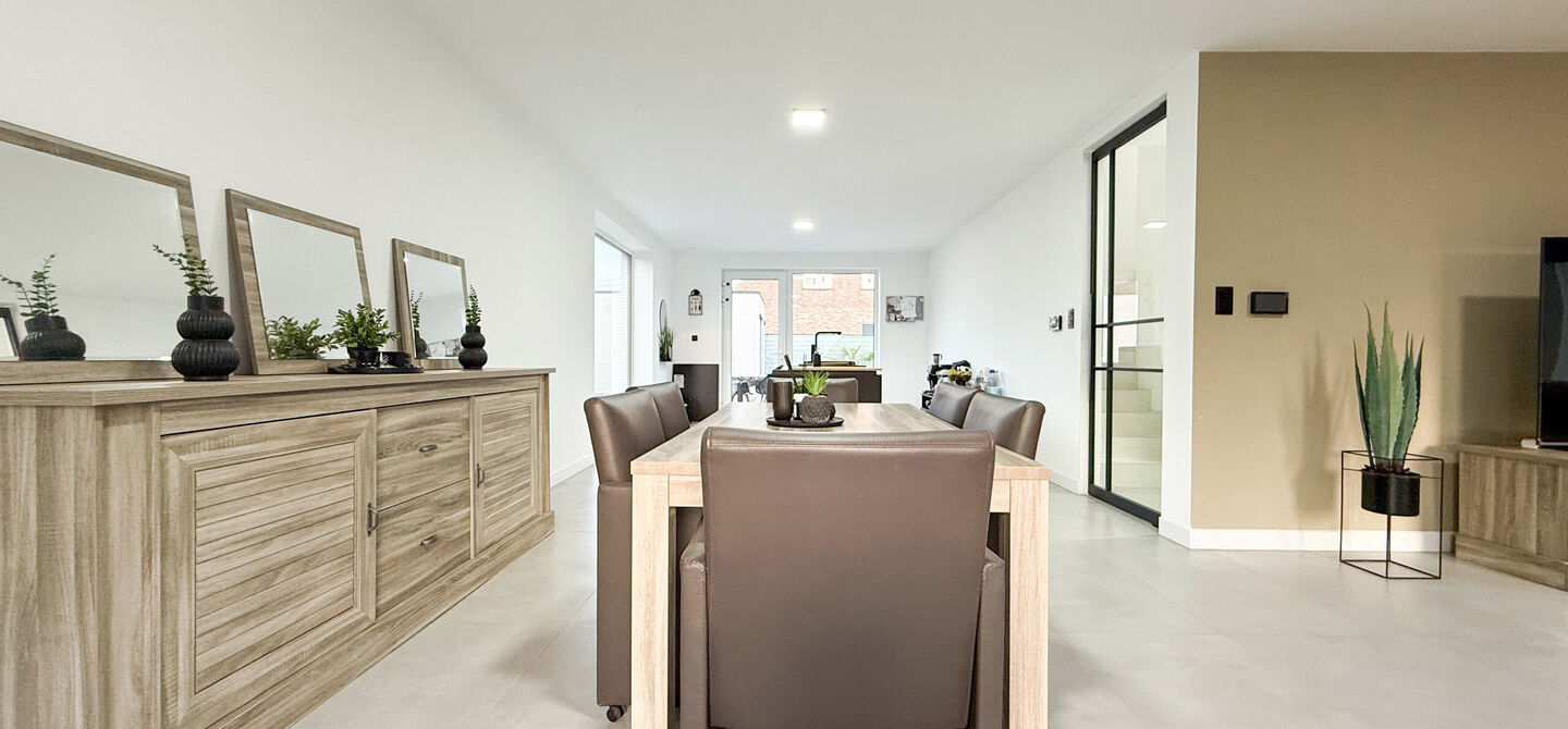 Bij ImmoFusion 7/7 &ldquo;open huis&rdquo;: klik op onze 3D-TOUR.
Ervaar vastgoed alsof je er zelf doorloopt!

Stap binnen in deze uitzonderlijk moderne nieuwbouwwoning (2024), ideaal gelegen als open bebouwing op een ruim hoekperceel van 528m&sup2; in Koersel. Deze 