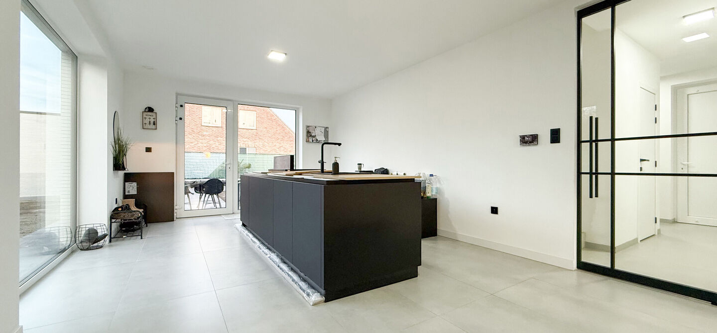 Bij ImmoFusion 7/7 &ldquo;open huis&rdquo;: klik op onze 3D-TOUR.
Ervaar vastgoed alsof je er zelf doorloopt!

Stap binnen in deze uitzonderlijk moderne nieuwbouwwoning (2024), ideaal gelegen als open bebouwing op een ruim hoekperceel van 528m&sup2; in Koersel. Deze 